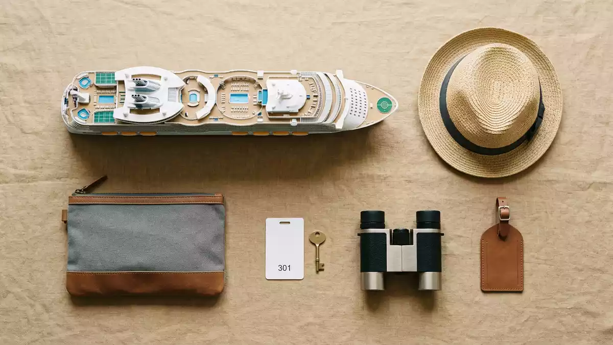 Flatlay-Arrangement rund um Kreuzfahrtschiff mit passenden Requisiten von oben