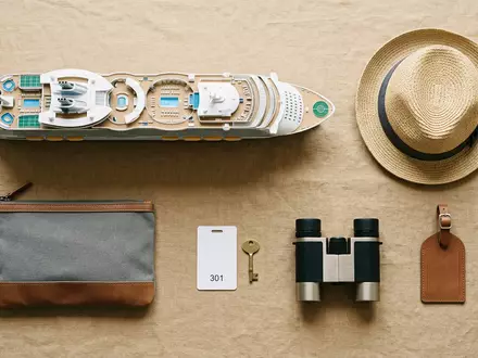 Flatlay-Arrangement rund um Kreuzfahrtschiff zum Thema AIDA Kreuzfahrt, ISIN PA1436583006, weiches Oberlicht - Foto: THN
