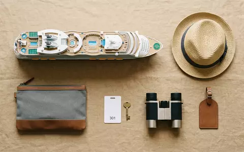 Flatlay-Arrangement rund um Kreuzfahrtschiff zum Thema AIDA Kreuzfahrt, ISIN PA1436583006, weiches Oberlicht - Foto: THN