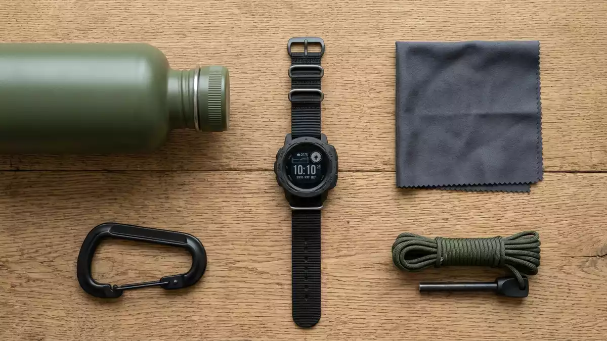 Flatlay-Arrangement rund um Digitaluhr mit passenden Requisiten von oben, neutral