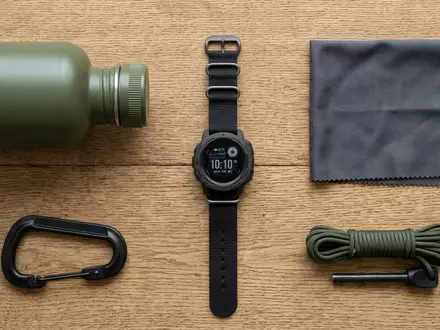 Flatlay-Arrangement rund um Digitaluhr zum Thema Casio G-Shock, ISIN JP3209000003, weiches Oberlicht - Foto: THN