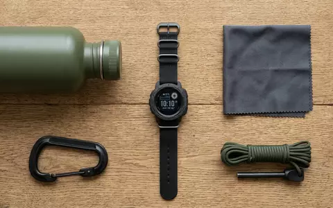 Flatlay-Arrangement rund um Digitaluhr zum Thema Casio G-Shock, ISIN JP3209000003, weiches Oberlicht - Foto: THN