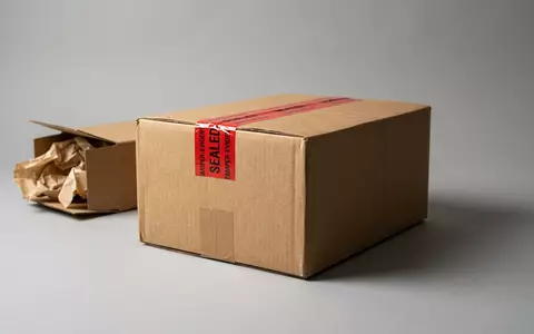 Fotorealistische Studioaufnahme von Arzneimittelpaket zum Thema DocMorris Versandapotheke, ISIN CH0042615283, klare Lichtfuehrung - Foto: THN