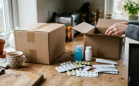 Fotorealistische Aufnahme von Arzneimittelpaket zu Hause zum Thema DocMorris Versandapotheke, ISIN CH0042615283, natuerliches Licht - Foto: THN