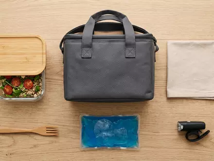 Flatlay-Arrangement rund um Lieferbeutel zum Thema DoorDash Lieferung, ISIN US2600031080, weiches Oberlicht - Foto: THN