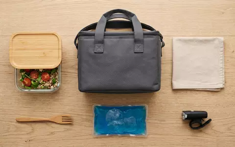 Flatlay-Arrangement rund um Lieferbeutel zum Thema DoorDash Lieferung, ISIN US2600031080, weiches Oberlicht - Foto: THN