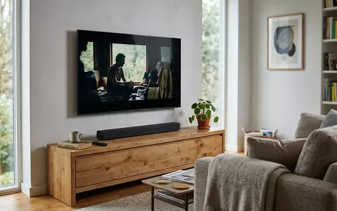 Fotorealistische Aufnahme von Soundbar im Wohnzimmer zum Thema Dolby Atmos Soundbar, ISIN US25659T1079, natuerliches Licht - Foto: THN