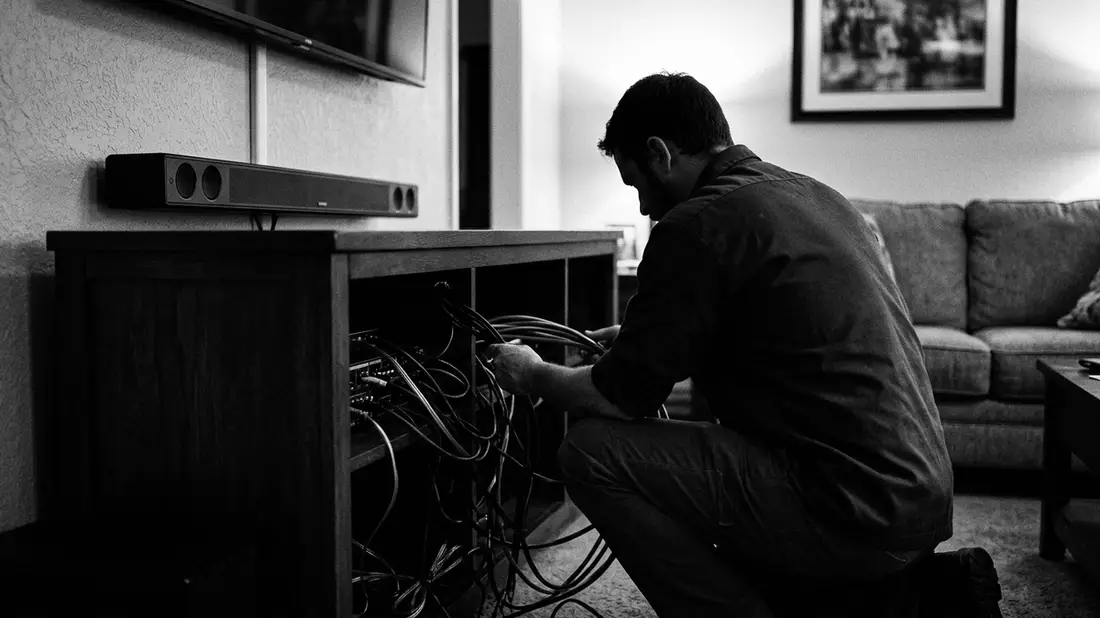 Schwarzweiss-Reportagebild mit Soundbar in dokumentarischer Arbeitsumgebung, neutral