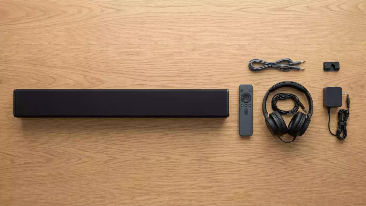 Flatlay-Arrangement rund um Soundbar mit passenden Requisiten von oben, neutral