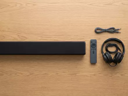 Flatlay-Arrangement rund um Soundbar zum Thema Dolby Atmos Soundbar, ISIN US25659T1079, weiches Oberlicht - Foto: THN