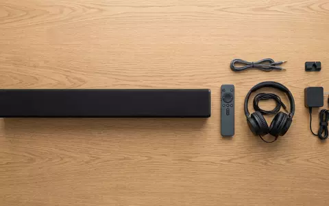 Flatlay-Arrangement rund um Soundbar zum Thema Dolby Atmos Soundbar, ISIN US25659T1079, weiches Oberlicht - Foto: THN
