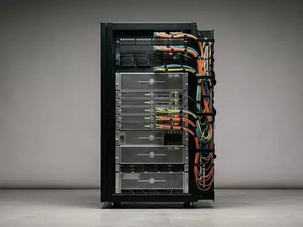 Fotorealistische Studioaufnahme von Serverschrank zum Thema Rechenzentrum, ISIN US2538681030, klare Lichtfuehrung, sachlich dargestellt - Foto: THN