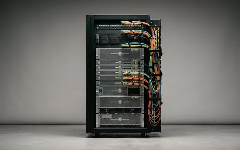 Fotorealistische Studioaufnahme von Serverschrank zum Thema Rechenzentrum, ISIN US2538681030, klare Lichtfuehrung, sachlich dargestellt - Foto: THN
