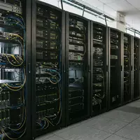 Fotorealistische Aufnahme von Serverschrank im Serverraum zum Thema Rechenzentrum, ISIN US2538681030, natuerliches Licht - Foto: THN