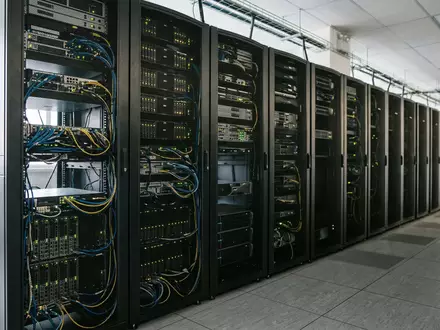 Fotorealistische Aufnahme von Serverschrank im Serverraum zum Thema Rechenzentrum, ISIN US2538681030, natuerliches Licht - Foto: THN