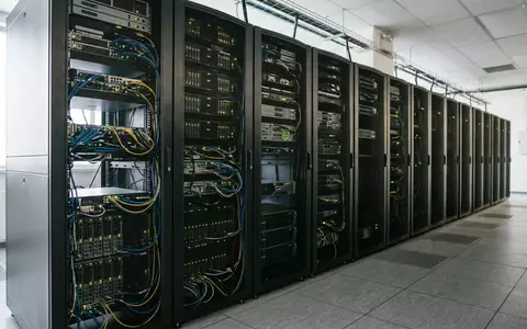 Fotorealistische Aufnahme von Serverschrank im Serverraum zum Thema Rechenzentrum, ISIN US2538681030, natuerliches Licht - Foto: THN