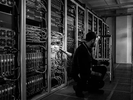Schwarzweiss-Reportage mit Serverschrank zum Thema Rechenzentrum, ISIN US2538681030, hoher Kontrast, sachlich dargestellt - Foto: THN