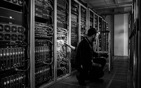 Schwarzweiss-Reportage mit Serverschrank zum Thema Rechenzentrum, ISIN US2538681030, hoher Kontrast, sachlich dargestellt - Foto: THN