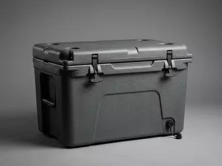 Fotorealistische Studioaufnahme von Kühlbox zum Thema Dometic Kühlbox, ISIN SE0007691613, klare Lichtfuehrung - Foto: THN