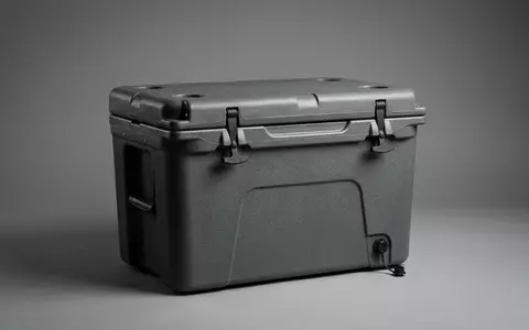 Fotorealistische Studioaufnahme von Kühlbox zum Thema Dometic Kühlbox, ISIN SE0007691613, klare Lichtfuehrung - Foto: THN