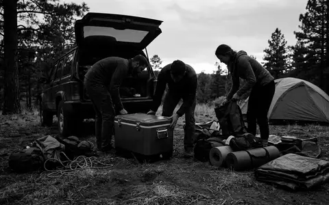 Schwarzweiss-Reportage mit Kühlbox zum Thema Dometic Kühlbox, ISIN SE0007691613, hoher Kontrast, sachlich dargestellt - Foto: THN