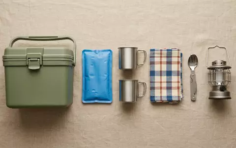 Flatlay-Arrangement rund um Kühlbox zum Thema Dometic Kühlbox, ISIN SE0007691613, weiches Oberlicht - Foto: THN