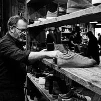 Schwarzweiss-Reportage mit Retro-Sneaker zum Thema Adidas Gazelle, ISIN DE000A1EWWW0, hoher Kontrast, sachlich dargestellt - Foto: THN