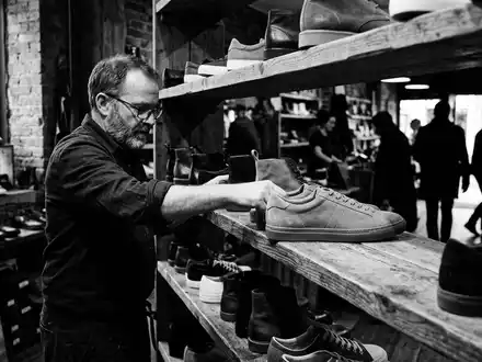 Schwarzweiss-Reportage mit Retro-Sneaker zum Thema Adidas Gazelle, ISIN DE000A1EWWW0, hoher Kontrast, sachlich dargestellt - Foto: THN