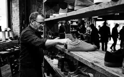 Schwarzweiss-Reportage mit Retro-Sneaker zum Thema Adidas Gazelle, ISIN DE000A1EWWW0, hoher Kontrast, sachlich dargestellt - Foto: THN