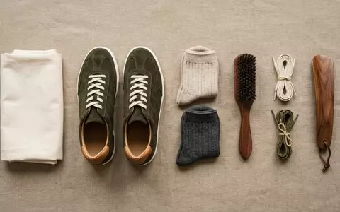 Flatlay-Arrangement rund um Retro-Sneaker zum Thema Adidas Gazelle, ISIN DE000A1EWWW0, weiches Oberlicht - Foto: THN