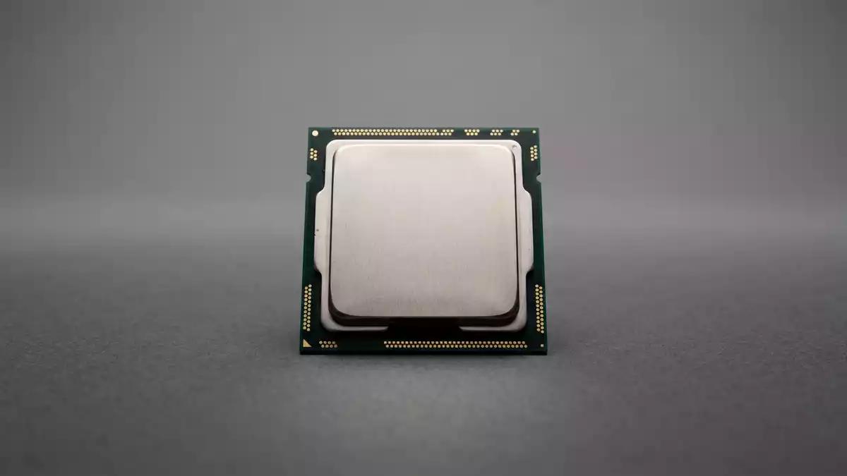 Fotorealistische Studioansicht von Desktop-Prozessor in neutraler Produktdarstellung