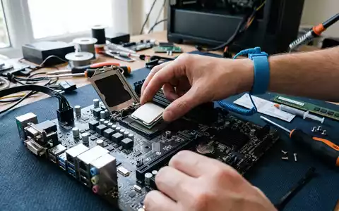 Fotorealistische Aufnahme von Desktop-Prozessor beim Computerbau zum Thema AMD Ryzen 7, ISIN US0079031078, natuerliches Licht - Foto: THN