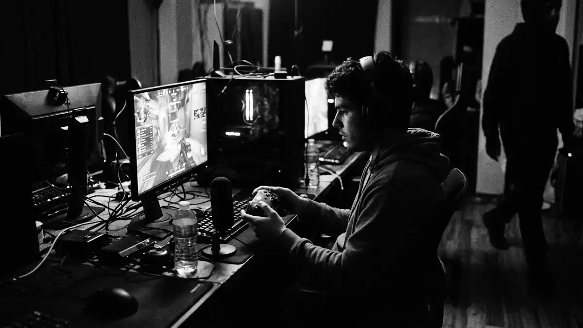 Schwarzweiss-Reportagebild mit Videospiel in dokumentarischer Arbeitsumgebung, neutral