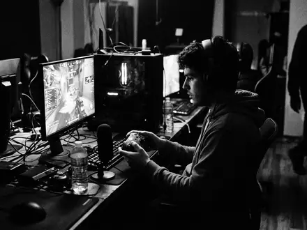 Schwarzweiss-Reportage mit Videospiel zum Thema Call of Duty, ISIN US00507V1098, hoher Kontrast - Foto: THN