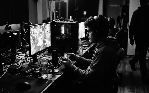 Schwarzweiss-Reportage mit Videospiel zum Thema Call of Duty, ISIN US00507V1098, hoher Kontrast - Foto: THN