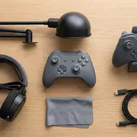 Flatlay-Arrangement rund um Videospiel zum Thema Call of Duty, ISIN US00507V1098, weiches Oberlicht - Foto: THN