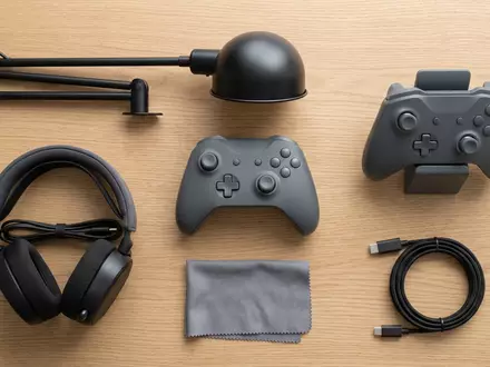 Flatlay-Arrangement rund um Videospiel zum Thema Call of Duty, ISIN US00507V1098, weiches Oberlicht - Foto: THN
