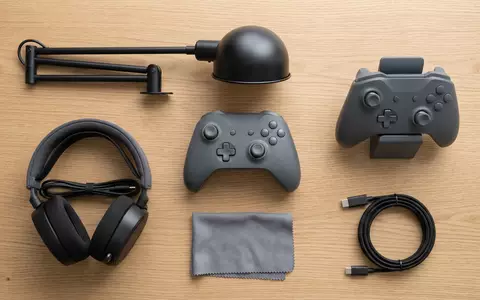 Flatlay-Arrangement rund um Videospiel zum Thema Call of Duty, ISIN US00507V1098, weiches Oberlicht - Foto: THN