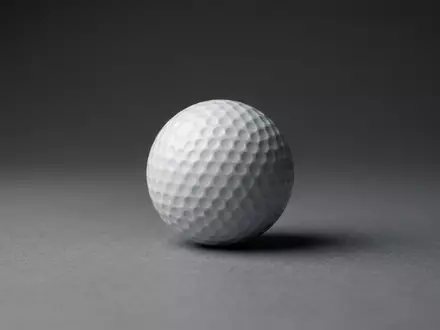 Fotorealistische Studioaufnahme von Golfball zum Thema Titleist Pro V1, ISIN US0050981085, klare Lichtfuehrung - Foto: THN