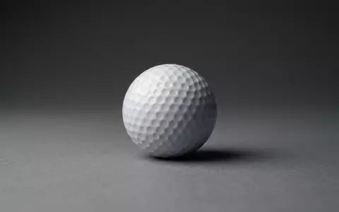 Fotorealistische Studioaufnahme von Golfball zum Thema Titleist Pro V1, ISIN US0050981085, klare Lichtfuehrung - Foto: THN