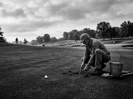 Schwarzweiss-Reportage mit Golfball zum Thema Titleist Pro V1, ISIN US0050981085, hoher Kontrast - Foto: THN