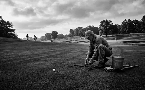 Schwarzweiss-Reportage mit Golfball zum Thema Titleist Pro V1, ISIN US0050981085, hoher Kontrast - Foto: THN