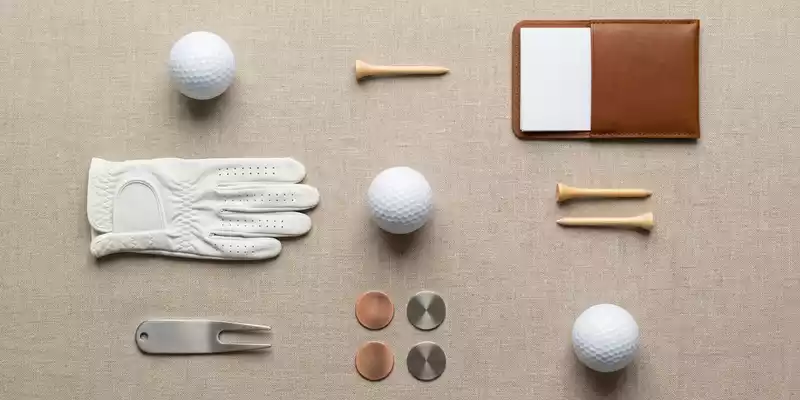 Flatlay-Arrangement rund um Golfball zum Thema Titleist Pro V1, ISIN US0050981085, weiches Oberlicht - Foto: THN