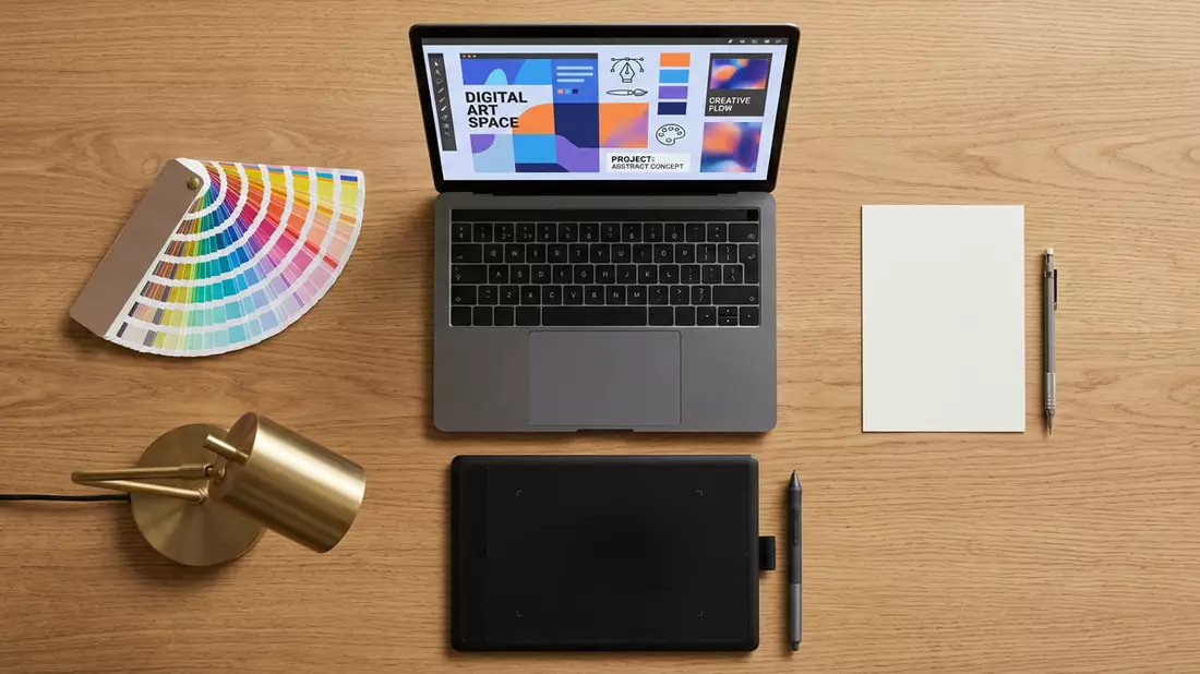 Flatlay-Arrangement rund um Bildbearbeitungssoftware mit passenden Requisiten von oben