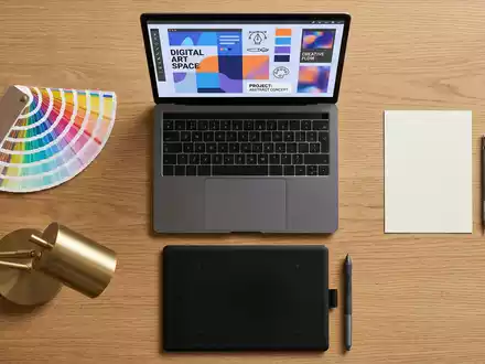Flatlay-Arrangement rund um Bildbearbeitungssoftware zum Thema Adobe Photoshop, ISIN US00724F1012, weiches Oberlicht - Foto: THN