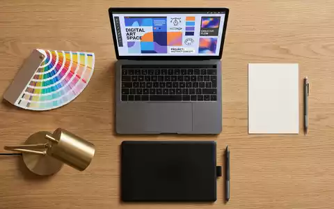 Flatlay-Arrangement rund um Bildbearbeitungssoftware zum Thema Adobe Photoshop, ISIN US00724F1012, weiches Oberlicht - Foto: THN