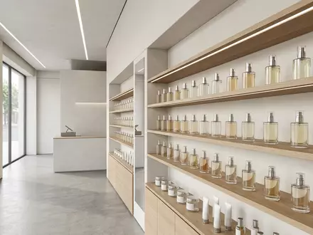 Architektur-Render im Parfümerie mit Eau de Toilette zum Thema Abercrombie Fierce, ISIN US0028962076, neutrales Tageslicht - Foto: THN