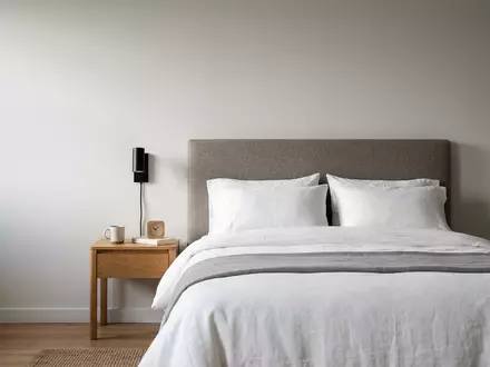 Fotorealistische Studioaufnahme von Hotelzimmer zum Thema Ibis Hotel, ISIN FR0000120404, klare Lichtfuehrung - Foto: THN
