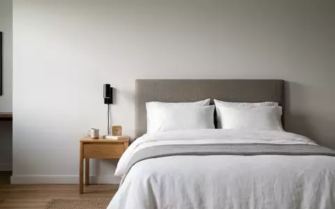 Fotorealistische Studioaufnahme von Hotelzimmer zum Thema Ibis Hotel, ISIN FR0000120404, klare Lichtfuehrung - Foto: THN
