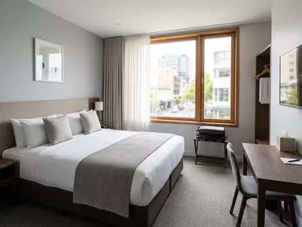 Fotorealistische Aufnahme von Hotelzimmer auf Reisen zum Thema Ibis Hotel, ISIN FR0000120404, natuerliches Licht - Foto: THN